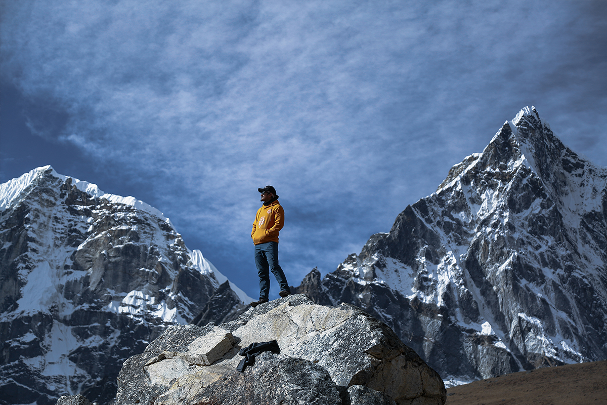 a guide in front of chola tse peak