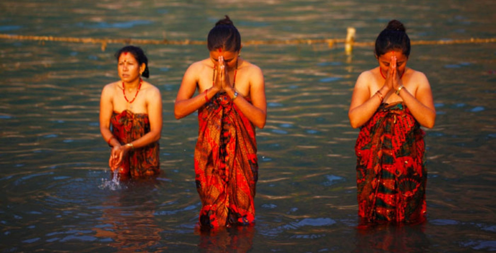 women worshipping the sun god on the ocassion of chathh parva